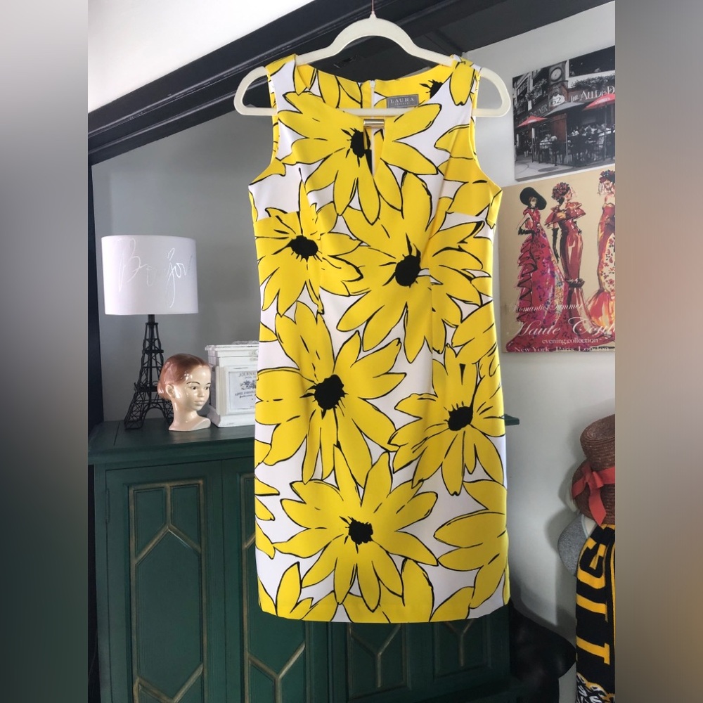 Yellow Floral Sleeveless Dress
Laura Petites
Size 8